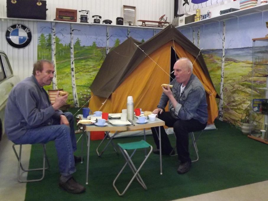 Fika i gammal campingstil.