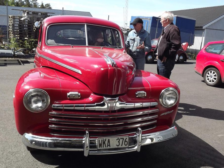 Ford 1946 som också bor i garaget, med för dagen trilskande växellåda