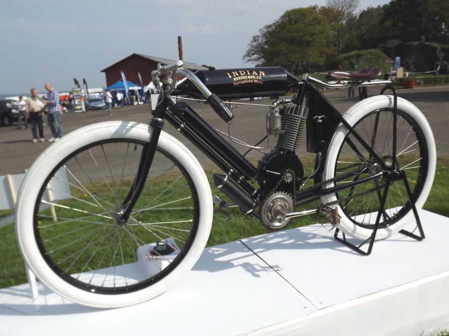 På hedersplats tronade legendariska motorcyklar, en Indian racer från 1908