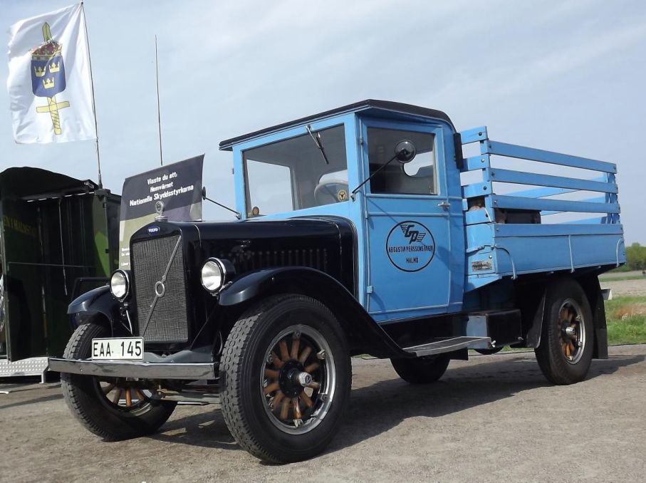 I tungviktarhörnan hittar vi en tidig Volvo lastbil, LV60 från 1930
