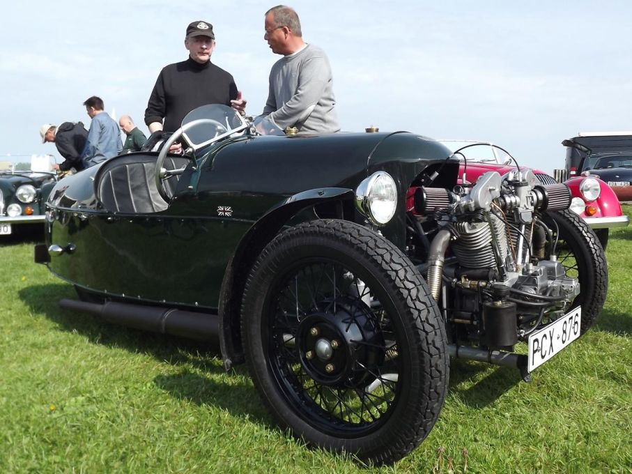 Från början byggde Morgan bara trehjulingar, och deras Super Sports var rena hotrodden med en stor MC-motor från JAP i fronten. Denna från 1933 har nyss kommit ut efter flera års renovering
