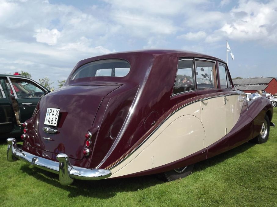 Det här är en Rolls Royce Silver Wraith från 1956 med ett magnifikt karosseri från Hooper som kallas ”Empress limousine”. Mycket karakteristiskt med svepet längs karossen ner över bakhjulen.