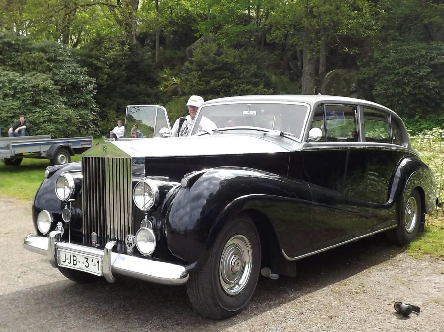 Detta är också en Silver Wraith från samma år men med en helt annan typ av kaross från Park Ward, en touring saloon med förflutet i Singapore, importerad av nuvarande ägare redan 1976. Skillnaden på en saloon och en limousine är att den senare har mellanruta.