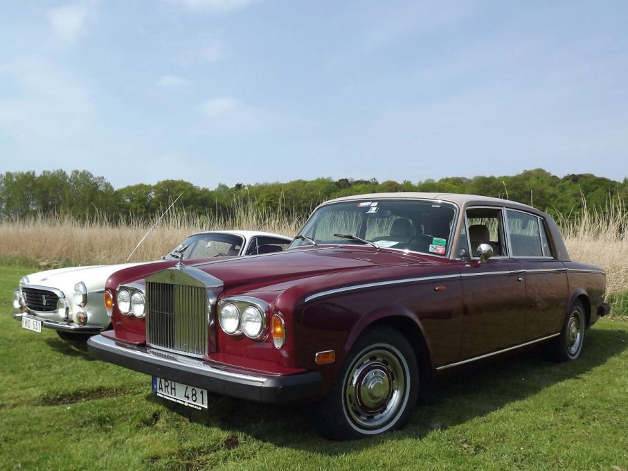Silver Shadow var brittiska finrummet i massproduktion, över 20000 Shadows gjordes åren 1965-77, och ytterligare över 10 000 Shadow och Wraith serie 2 från 1977 fram till generationsskiftet 1980. Detta är en Silver Shadow från 1975.