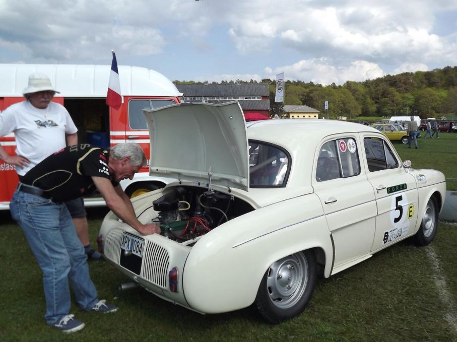 Vilket kan vara bra att ha när den medhavda Dauphinen trilskas. En mycket speciell Dauphine då detta är en R1093, i princip en fabriksracer som byggdes för homologisering åren 1962-63