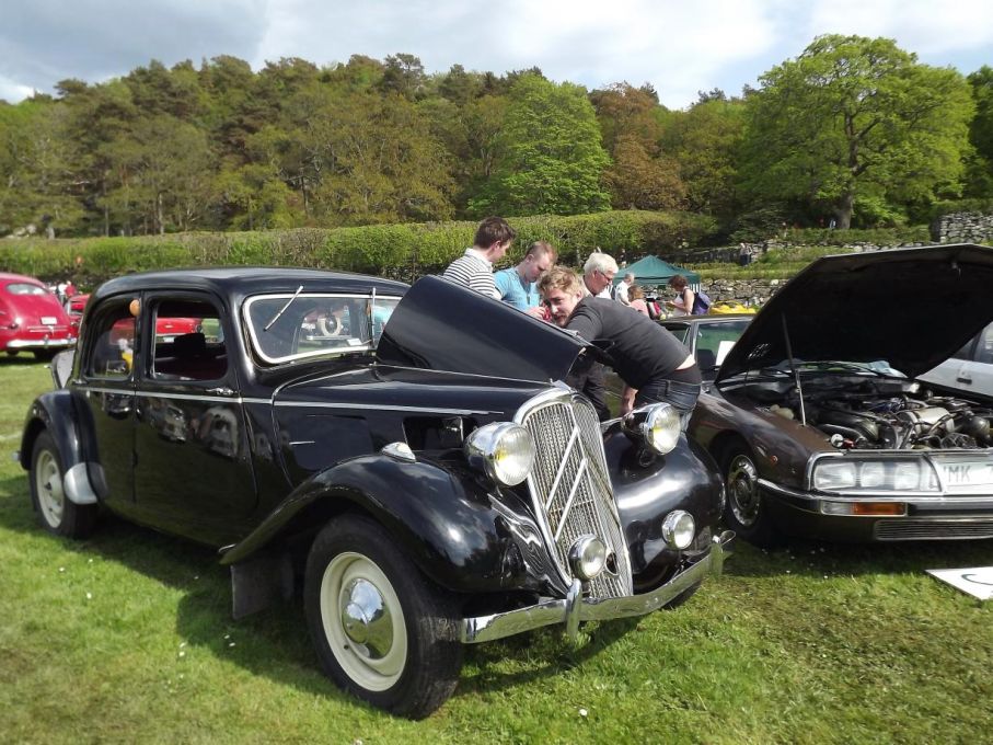 Hos Citroenklubben undersöker Hugo Brask hur mycket olja hans 7CV rymmer..