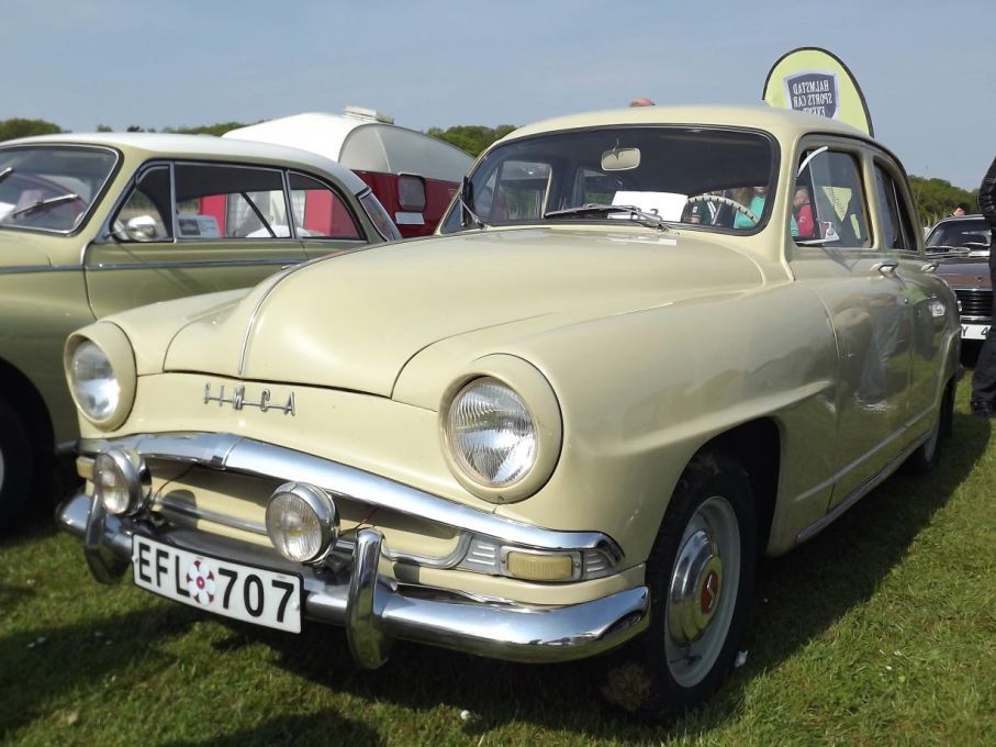Simca 8 efterträddes av Aronde, en modell som blev ganska populär även i Sverige. Hit kom dom i delar och sattes samman av ANA i i Nyköping, idag finns inte många kvar, denna fina 58:a Aronde är en av få överlevande.
