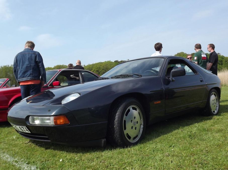 1977 skakades sportbilsvärlden om, Porsche presenterade en bil med motorn fram, till råga på allt vattemkyld, och det var en V8, ingenting stämde nånstans med 928 blev framgångsrik ändå. 928 bygdges ända fram till 1995 när den ersattes av 968.