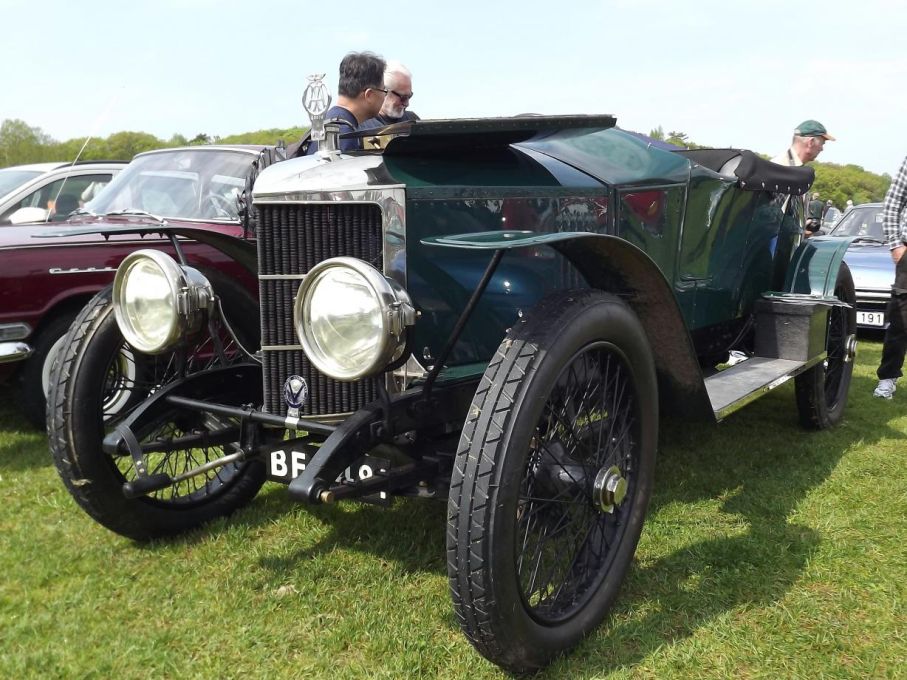 Äldsta vagnen i den vackra slottsträdgården hade Alisdaire Lockahart från England tagit hit, det är en Vauxhall ”prince Henry” från 1912. En likadan bil vann det stora vinterloppet mellan Göteborg och Stockholm 1912, till 100-årsjubiléet skall detta göras om, dock under sommartid.