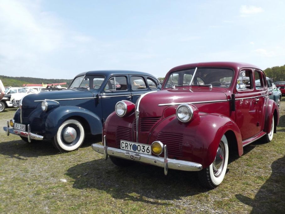 Så går vi ut en sväng på besöksparkeringen som brukar var alika intressant den, här har två Volvo PV60 parkerat brevid varandra.
