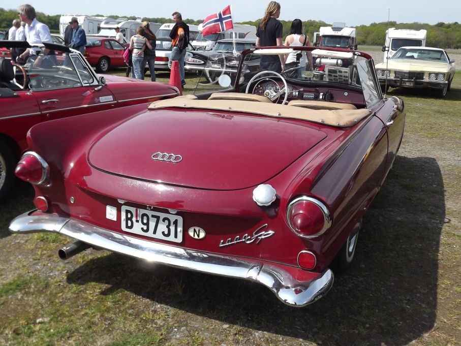 Fina fenor, även europeiska bilar fick en släng av detta på femtiotalet, Auto Union 1000Sp kallas även för ”Baby Thunderbird” den här ingick i ett norskt sällskap DKW-åkare som besökte Tjolöholm denna soliga dag.