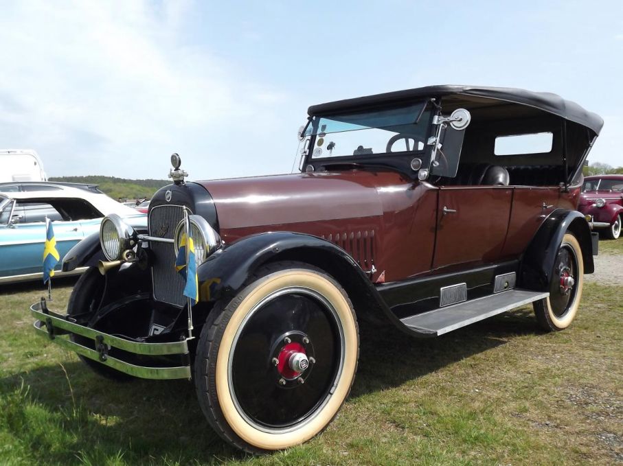 Pampig Studebaker Special Six tourer på parkeringen, årgång 1923
