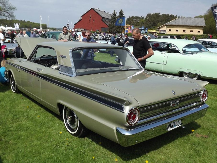 Tillbaks in på utställningen, ännu en fin mid-size, från Ford. Dessa mellanmodeller har länge varit förbisedda. Men just den här svensksålda Fairlane Sports coupe från 1963 renoverades för ett par år sedan av första ägarens söner, och finishen blev helt enastående.