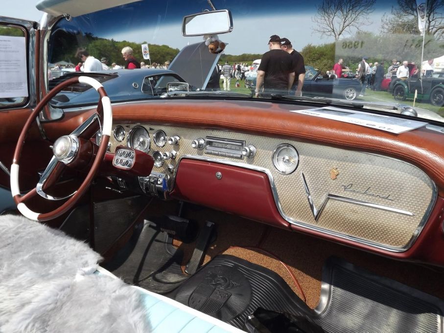 Denna magnifika instrumentbräda som närmast för tankarna till en finare yacht sitter i en Packard Caribbean. Detta var en ytterst exklusiv modell, med tryckknappsautomat synlig vid ratten, dessutom hade den en avancerad nivåreglering som sköttes med torsionsstavar, nästan 6000 dollar kostade ekipaget som ny och bara 276 kunder betalade för detta, år var 1956