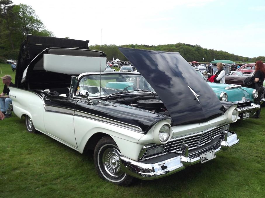 1957 kom Ford Fairlane 500 med sitt säregna nedfällbara plåttak, en raffinerad finess som har fått en renässans i våra dagar, systemet fanns dock redan på 1930-talet hos Peugeot. Fords Skylinermodell blev dock ingen succé och försvann redan efter tre år ur programmet.