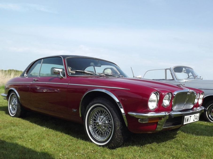 Jaguar XJ coupé är en ovanlig och elegant modell, drygt 10 000 byggdes 1975-78 i lite olika utföranden.