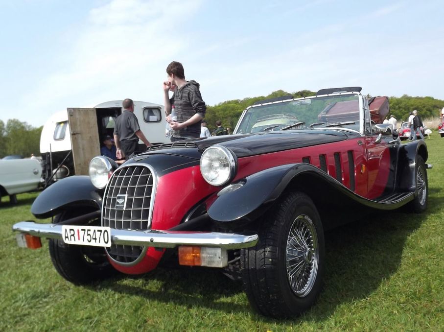 Detta är en Panther Lima, byggdes på Vauxhall mekanik av Robert Jankels Panterh Westwind, en ganska framgångsrik retro-bil som gjordes i 807 exemplar från 1976 till 1982 då den ersattes av den snarlika Kallista som dock byggdes på delar från Ford.