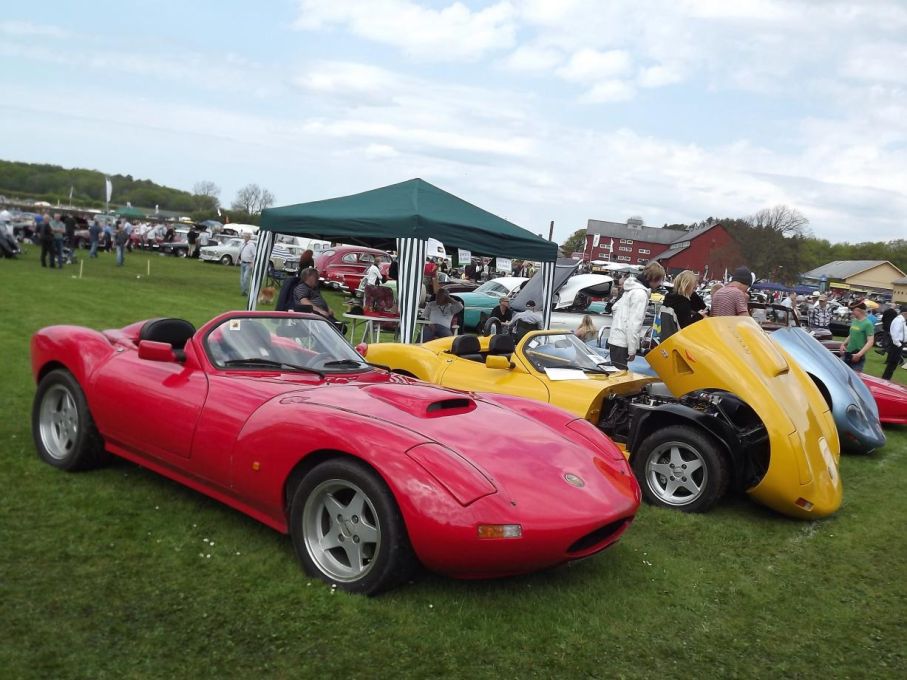 En annan brittisk småtillverkare är Ginetta som bildades redan 1958 och efter många krokiga turer faktiskt är verksamma än idag. Närmast två G33 och den blåa är en G34 från den period i företagets historia 1994-98 dessa byggdes i Sverige, närmare bestämt i Arvika.