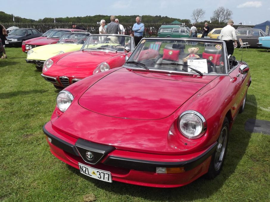 Club Alfa romeo Svezia visar som alltid upp både nya och gamla modeller, och i blickfånget en rad Alfa romeo Spider som är både gammal och ny på samma gång, då dessa tillverkades från 1966 ända fram till 1993, närmast en Spider av 1988 års modell.