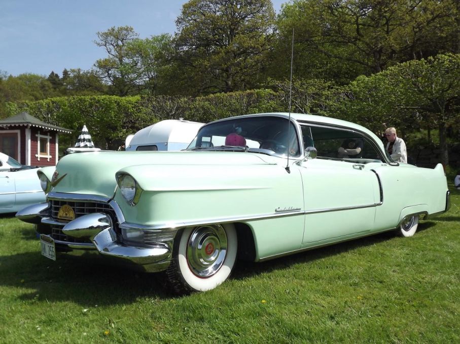 Cimarron var många ljusår från fornstora dar, här är en series 62 coupe De Ville från 1955 i skinande turkos pastellfärg,
