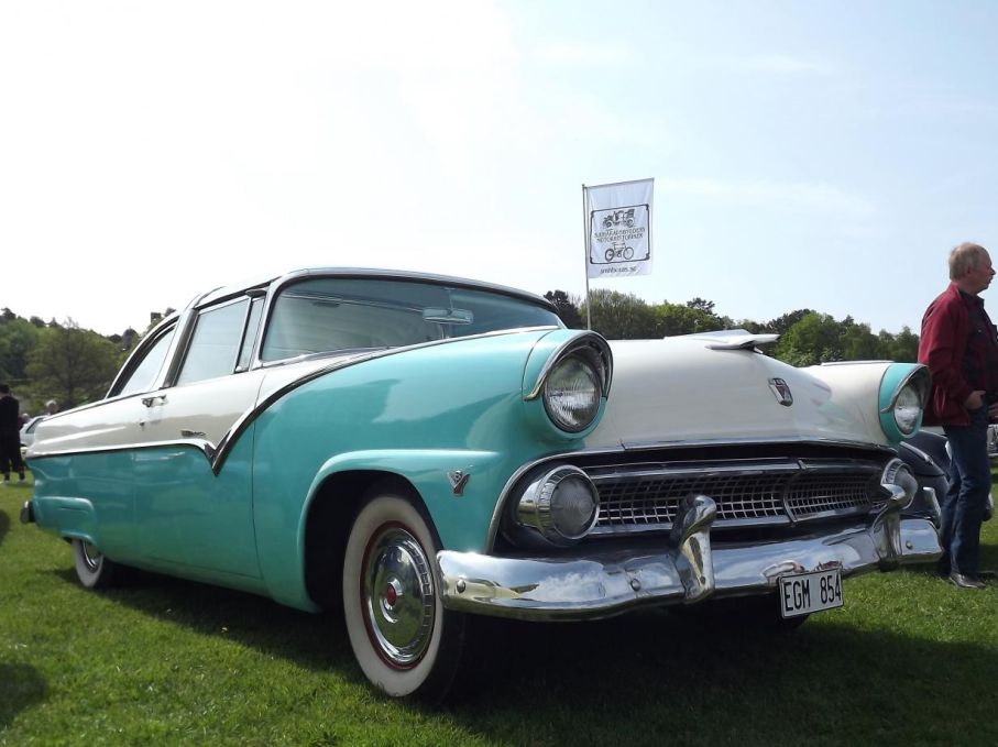 En annan evigt populär femtiotalare, Ford crown Victoria, också den av 1955 års modell.