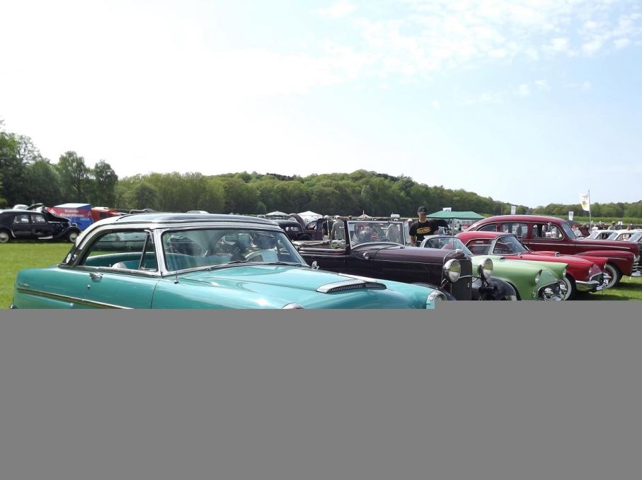 1955-56 Crown Victorias är mest förknippade med glastaket som fanns som extra tillbehör, men det hade dykt upp redan året innan på Ford Crestline och även på denna modell som heter Mercury Monterey Sun valley.