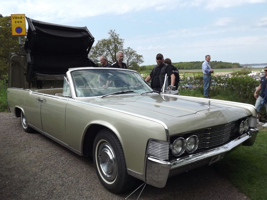 För första gången tilläts det även stå bilar uppe vid slottsterassen, här en magnifik tungviktare i form av Lincoln Continental 1965, Lincoln var ensamma om att erbjuda den här karosstypen på den här tiden och prislappen var till och med högre än Cadillacs dyraste Eldorado cabriolet, men så fick man två dörrar mer också.