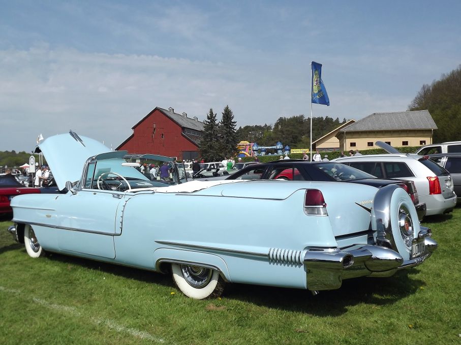 nere på utställarfältet igen, Cadillac 1956, årsmodellen som låg i skarven mellan det tidiga bulliga och senare års fenprydda låga och raka linjer.