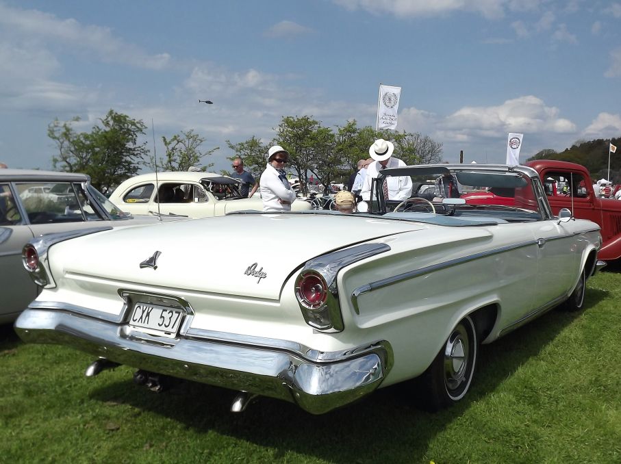 Dodge 880 är en ovanlig och ganska okänd modell, en Dodge som skulle fylla gapet efter De Soto och använde Chryslers kaross, och ärvde de Soto 1961 års instrumentbräda. Detta är en Custom 880 convertible, byggd i bara 822 exemplar och just den här har ett förflutet som startbil på Åbys travbana.
