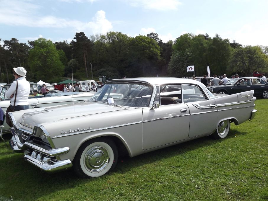 En annan fin och ovanlig bil hos Chryslerklubben är Svein jargvolls Dodge Custom Royal från 1957 med Super D-500 motorn, ett sällsynt tillval som innebar 325” V8 med dubbla fyrportsförgasare, detta gav 310 hästkrafter.