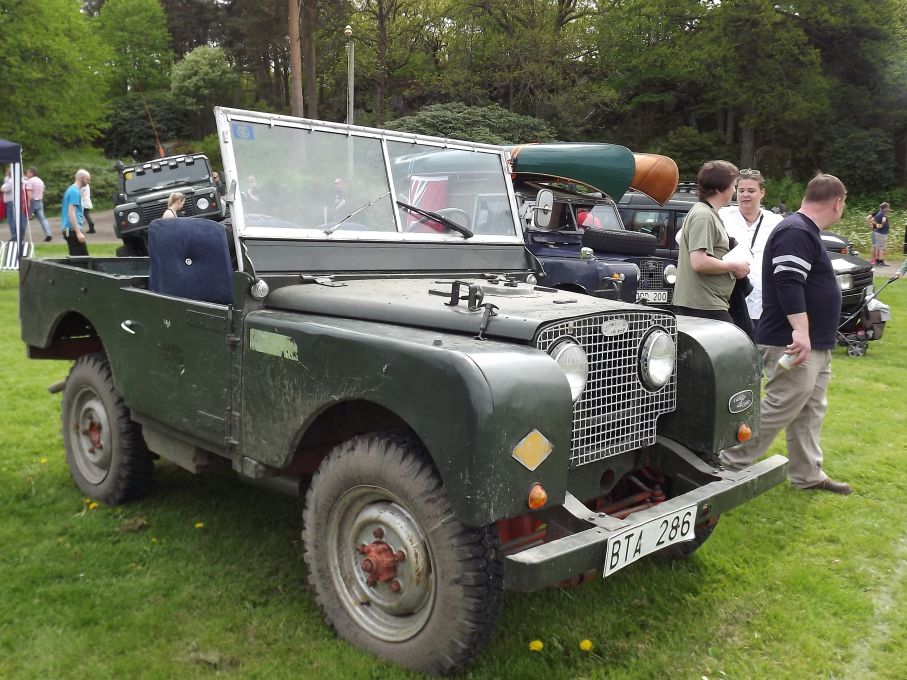 Men samtidigt presenterade man också arbetshästen Land Rover, som i sin sidolinje fört vidare Roverarvet in i våra dagar.