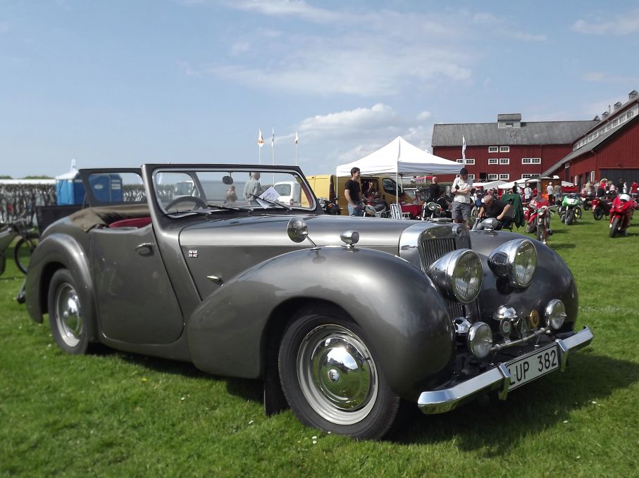 Triumph 1800 roadster torde vara den sista bilen med svärmorslucka? Den presenterades 1946 som efterföljare till förkrigstidens Dolomite, men blev aldrig någon större succé och lades ned redan 1949. Men motorn kom att bli desto mer långlivad, den satte dels i Standard vanguard, och föregående Grålletraktorn.
