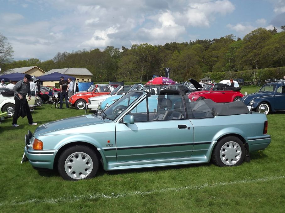 Och så hoppar vi framåt sådär 40 år, exceptionellt fin Ford escort cab från 1989