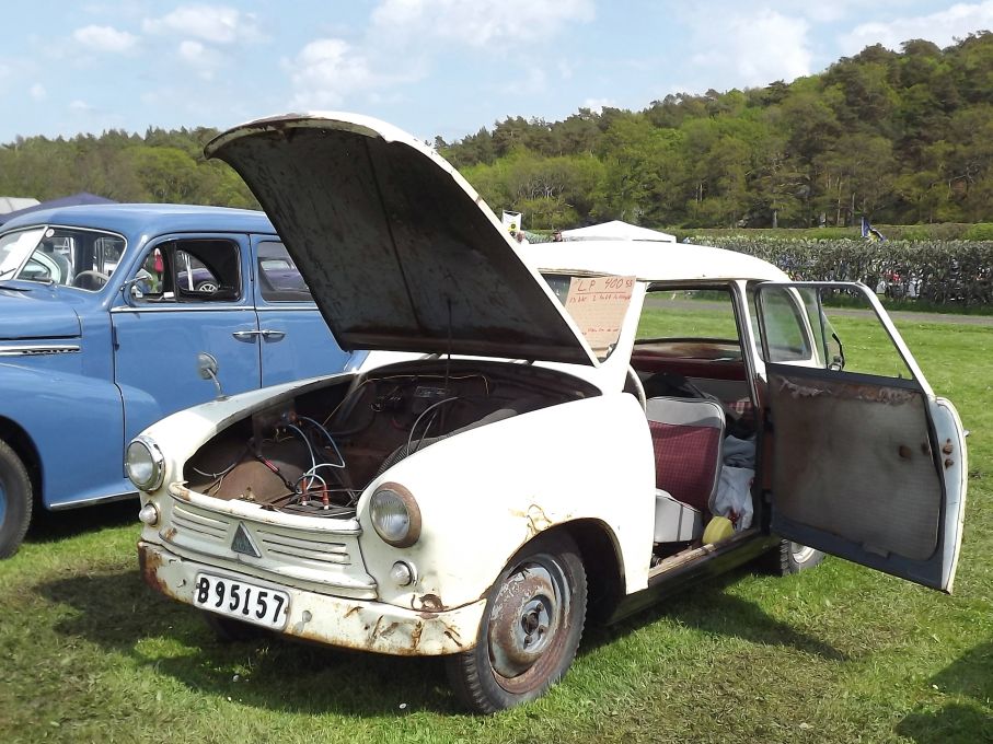 Minns ni Steve med Lloyden? Här är Lloyden, fast utan Steve, denna lilla bil, en LP400 från 1955 har stått övergiven sen.. tja, innan man bytte nummerskyltar i början på 70-talet i alla fall... nyss uppvaknad ur sin törnrosasömn har den dragits med till Tjolöholm och dessutom uppstartad.