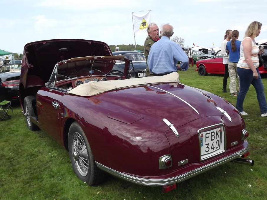 Vackert vinrött med Aston Martin DB2, 1951