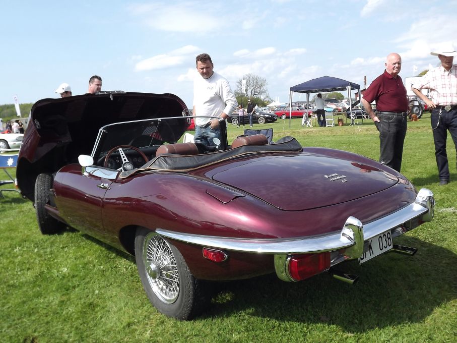 mer vinrött, Jaguar E-type, en av flera fina sådana som jaguarklubben ställde ut med
