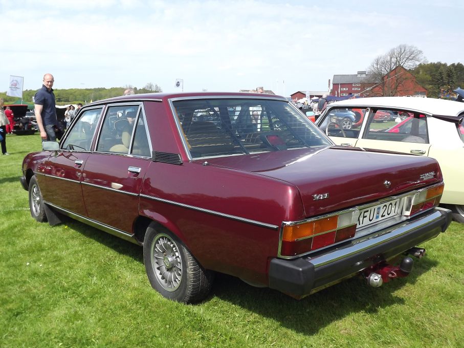 Och franskt i vinrött, Peugeot 604, en modell som aldrig var särskilt vanlig här.