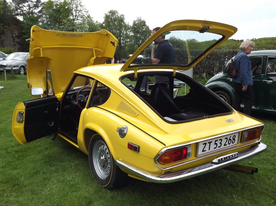 Och knallgult, denna tokfina Triumph GT6 kom från Danmark, notera även däck med gul rand som pricken över i.
