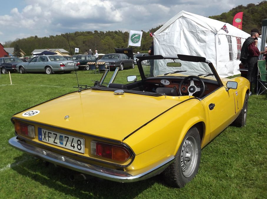 GT6 utan tak hette Spitfire, en av Triumphs bästsäljare genom åren, denna gula är från 1979