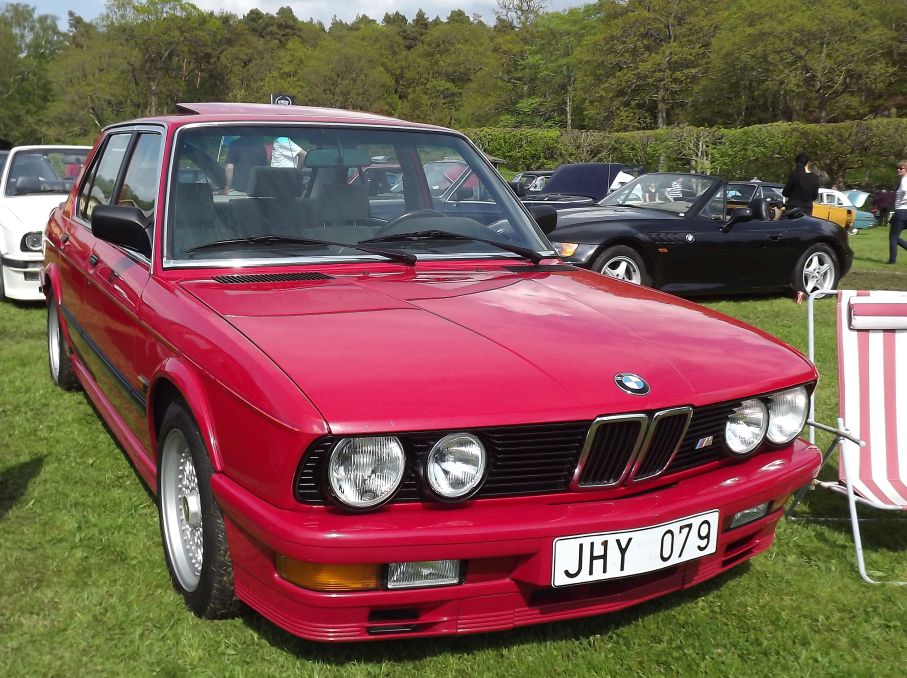 BMW 535i från 1987, BMW:s ultimata autobahnlok på sin tid. Inte ofta men ser en tidig M då dess prestanda inbjöd till hård körning, legender lever hårt och dör unga...