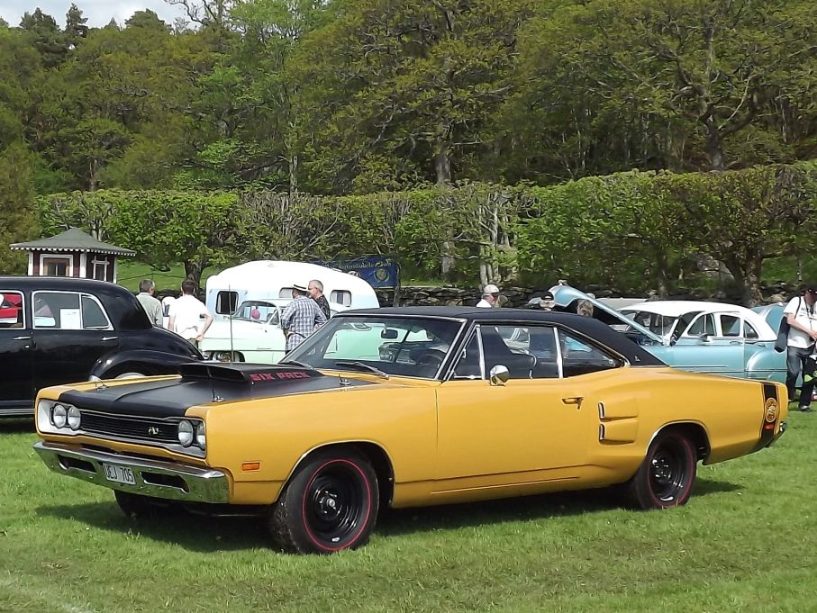 På tal om hårdkörning, Dodge Coronet Super Bee var byggd enbart för detta. De såldes helt utan bekvämligheter som ljudisolering, servon och sånt tjafs, man fick inte ens navkapslar till den. Istället lades krutet på motor, drivlina och rejäla förstärkningar, vissa bilar är mer heavy metal än andra.