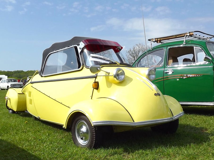 Minsta bilen på träffen, och helt klart den gulaste, Messerschmitt med matchande släpvagn är ett ekipage som charmar alla.
