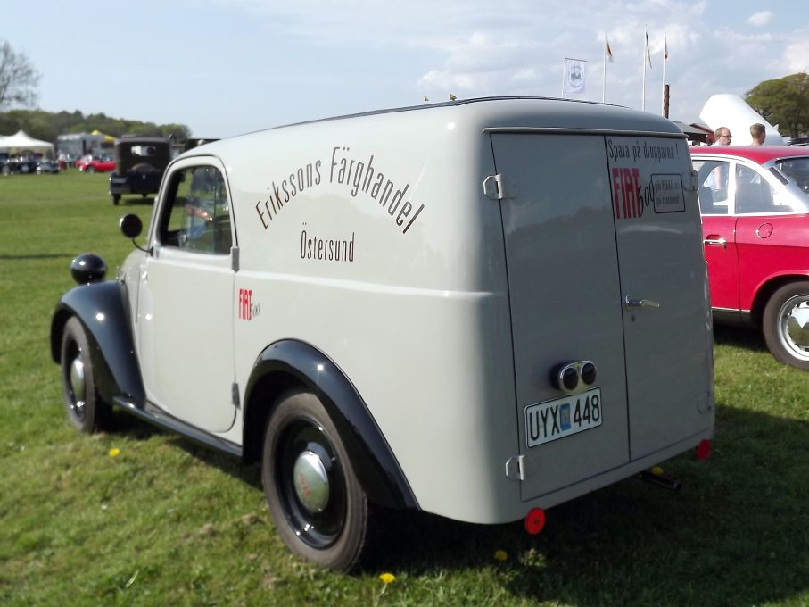 I Italien ansåg man tydligen inte att man behövde lika mycket lastkapacitet som vi, Fiat 500 fourgone från 1947 är i dockskåpsstorlek. Denna är dock svensksåld och tjänade länge som hantverkarbil på en målerifirma i Östersund.