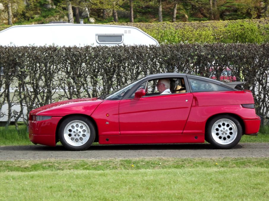 Och även den extrema och sällsynta Alfa Romeo SZ, även kallad ”il monstre” runt 1000 stycken byggdes 1992-94 av Zagato. Fast för designen stod egentligen Robert Opron, mer känd för Citroen GS, SM och CX.