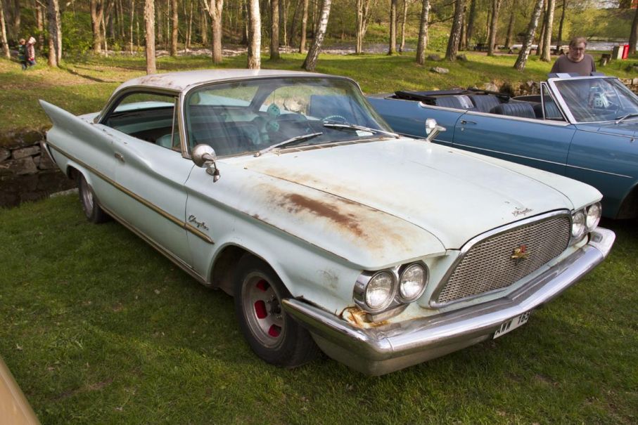 Slotmag-fälgens tid kommer åter. Precis som Glace au four, tamagotchi och pizza med ananasskiva. Vi vet det, nästan säkert. Här sitter de på en lagom nött Chrysler Windsor 1960.