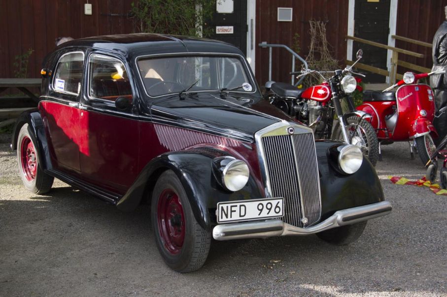 Förkrigs Lancia med attityd. Framfördes som ett stridsflygplan och hade oändligt självförtroende i avgastonerna. Namnet är Aprilia. Födelseåret är 1939.