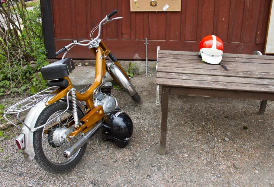 Med femtio kubik och en hästkraft genom precis vad som helst. Mjukt färgsatt Monark. Huvudet som hjälmen ska sitta på såg vi inte till och det var inte läge att gå runt och prova.