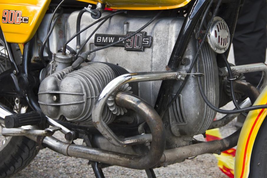850 kubik och ett stenkast bort. Hojen heter BMW R90S. Färgen heter Daytona orange.
