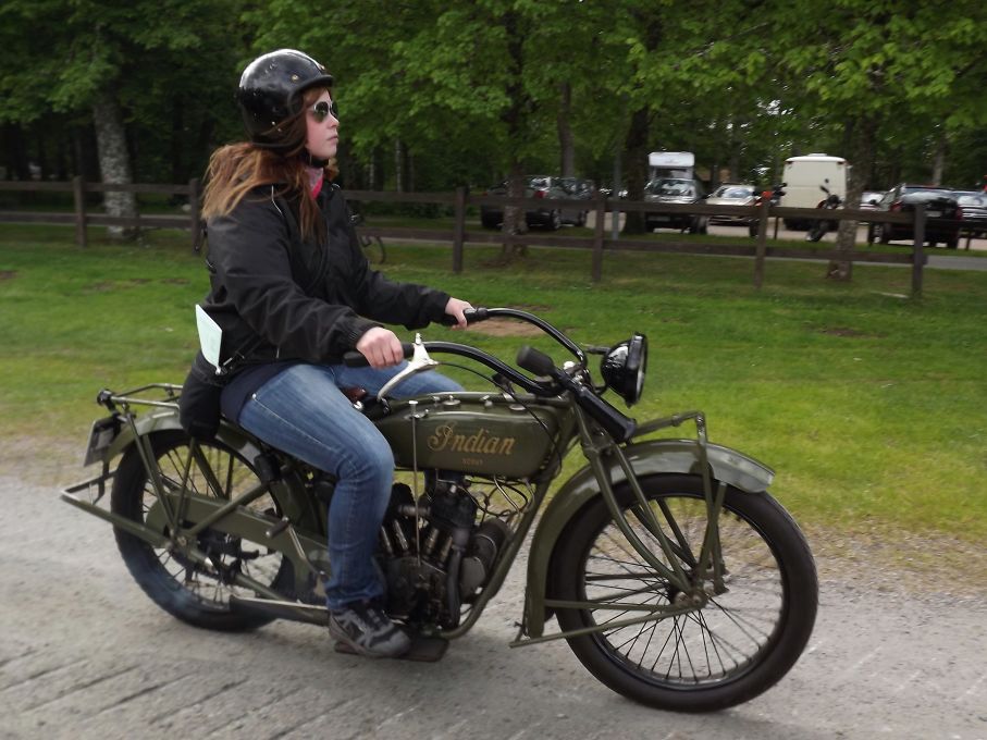En 20-tals Indian Scout är kanske inte det mest självklara valet som förstahoj för unga tjejer men här är en som bryter det mönstret