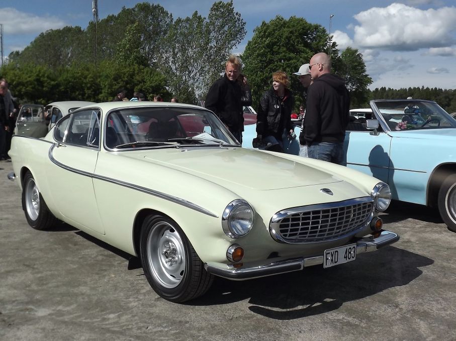 Volvobilar brukar vara allmänt förekommande på Power meet, här en mycket fin 1800S